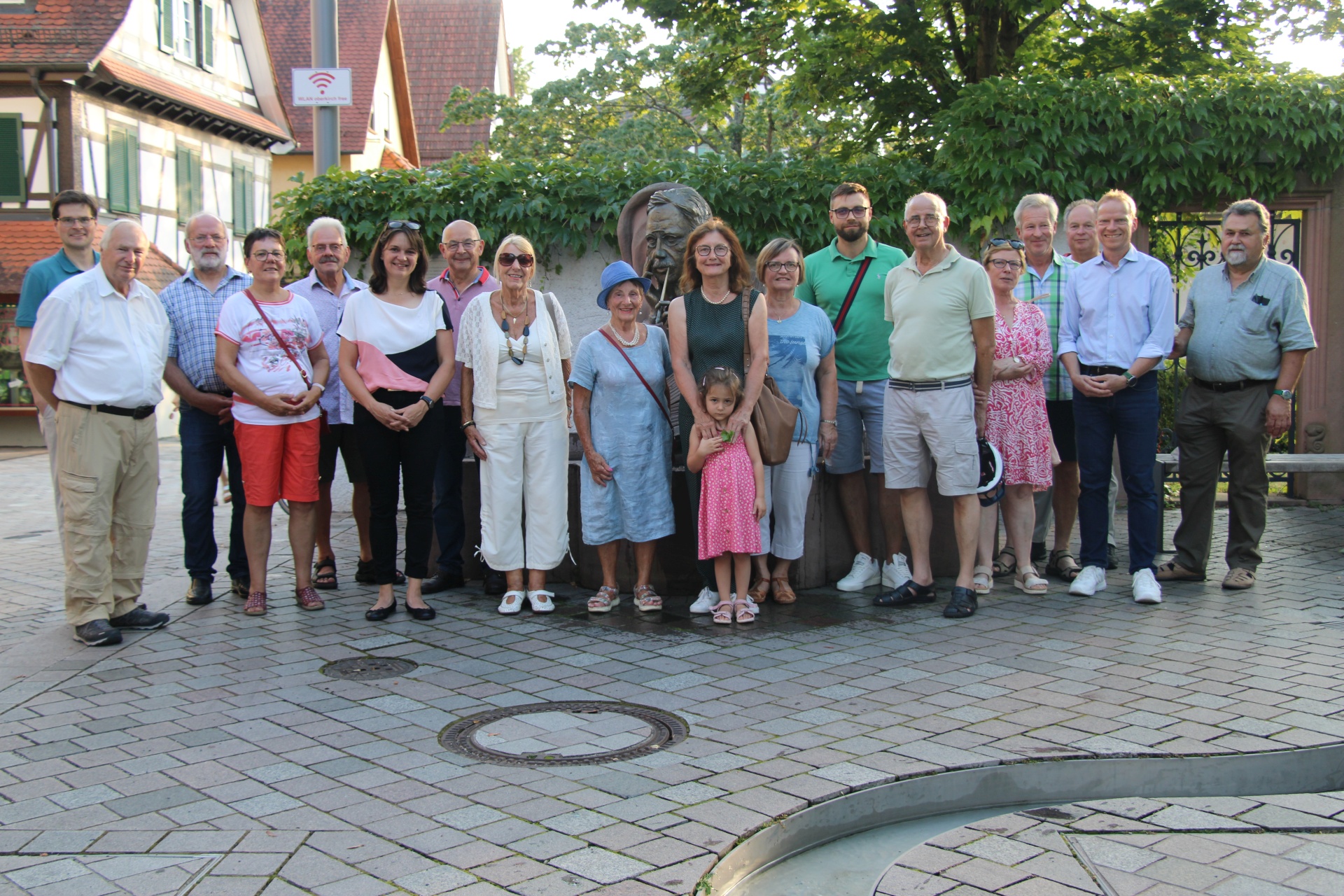 Foto: Roman Vallendor 
ber die groe Beteiligung am politischen Stadtbummel der CDU Oberkirch mit Wirtschaftsfrderin Nadine Meier (6. von links) zeigte sich Stadtverbandsvorsitzender Johannes Rothenberger (links) sehr erfreut. 
