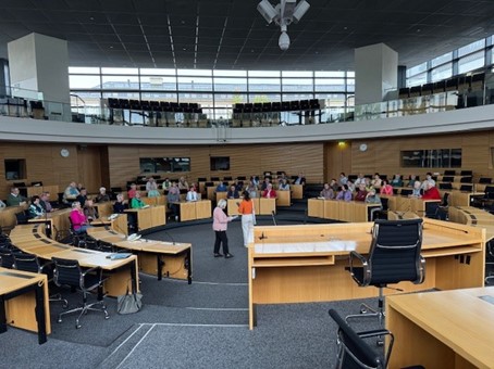 Foto von Helmut Bchle: Die Reisegruppe im Plenarsaal des Thringer Landtags