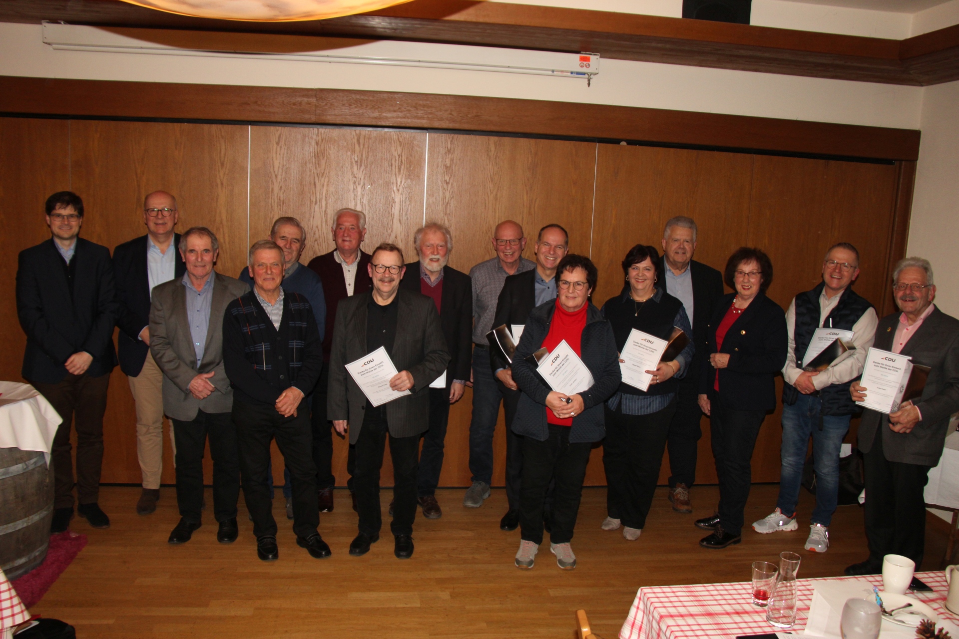 Foto: Roman Vallendor
CDU-Stadtverbandsvorsitzender Johannes Rothenberger ehrte Parteimitglieder fr 25, 40, 50 Jahre Treue zur CDU Oberkirch (von links): Thomas Huber, Peter Hund, Alfred Sester, Hermann Huber, Josef Haas, Richard Krupp, Paul Singler, Ko